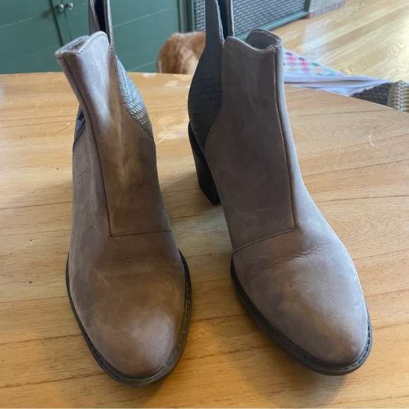 EUC Clarks Tan Booties Size 8 - Picture 3 of 7